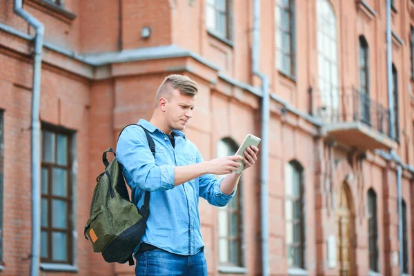 Estudiante Camisa Mezclilla Usando Tableta Mientras Está Pie Cerca Universidad — Foto de Stock