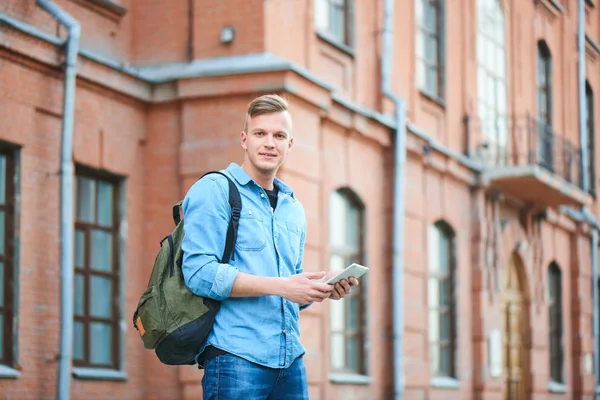 Estudiante Camisa Mezclilla Sosteniendo Tableta Las Manos Mirando Cámara Mientras — Foto de Stock