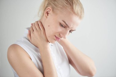 Osteochondrosis. Sırt ağrısı. Kız ellerini boynuna tutar.
