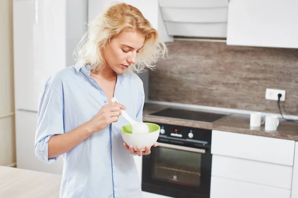 Aantrekkelijke Vrouw Kom Lepel Terwijl Staande Houden Keuken Ontbijt Concept — Stockfoto