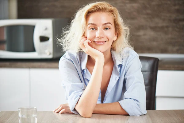 Vacker Blond Kvinna Ler Och Tittar Kameran När Sitter Träbord — Stockfoto