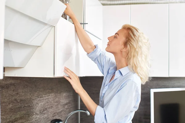 Attractive Blonde Woman Washing Shelf Kitchen — Stock Photo, Image