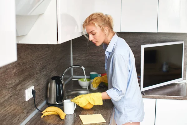 Atraktivní Blondýna Žena Mytí Nádobí Kuchyni — Stock fotografie