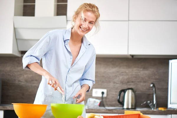 Aantrekkelijke Blonde Vrouw Kruid Kom Gieten Bij Voorbereiding Van Dessert — Stockfoto