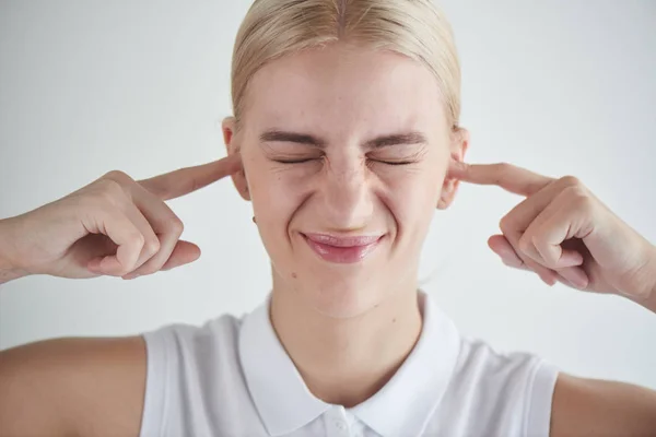 Jeune Femme Couvrant Ses Oreilles Avec Des Doigts — Photo