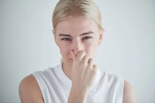 Больная Девушка Закрывает Свой Нос Белом Фоне — стоковое фото