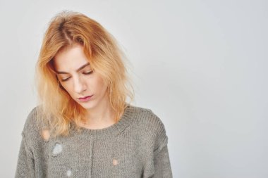 Depresyon üzerinde izole beyaz arka plan, ruhsal bozukluk kavramı seyir gri kazak giyen üzgün kadın 
