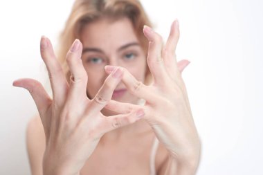 Beyaz arka plan, eklem hipermobilitesi parmaklar esneme kadın