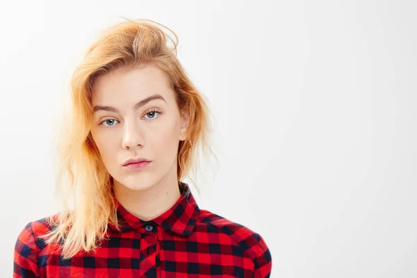 Orgullosa Hermosa Mujer Con Camisa Cuadros Aislada Sobre Fondo Blanco — Foto de Stock