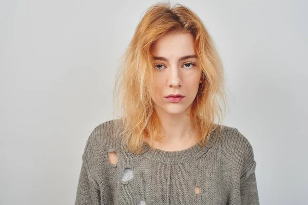 悲しい女性うつ病グレーのセーターを着て 白い背景に 精神障害の概念に分離カメラ目線で — ストック写真