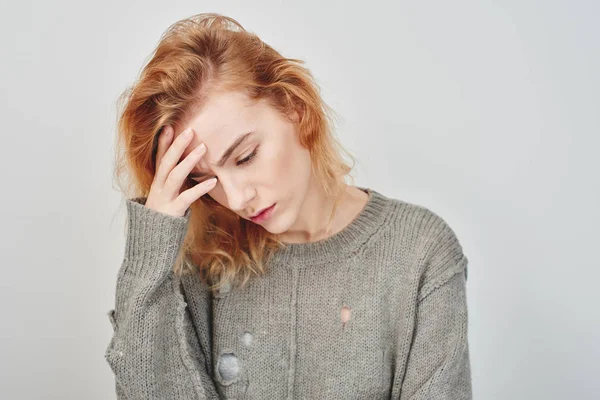 Mujer Triste Vistiendo Suéter Gris Depresión Mirando Hacia Abajo Aislado — Foto de Stock