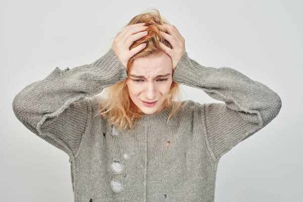Smutná Žena Depresi Dotýkat Hlavy Izolovaných Bílém Pozadí Pojem Duševní — Stock fotografie