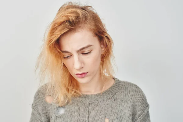 여자에 장애의 아래를 내려다 보면서 우울증에 스웨터를 — 스톡 사진