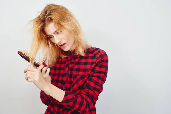 Mulher Perplexa Camisa Xadrez Segurando Escova Cabelo Isolado Fundo Branco — Fotografia de Stock