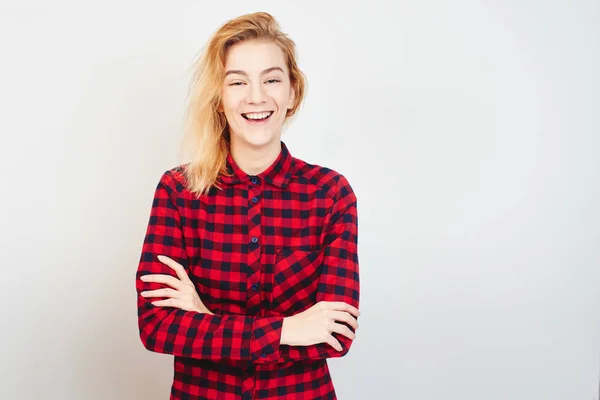 Feliz Mujer Sonriente Camisa Cuadros Pie Con Brazos Cruzados Aislados — Foto de Stock