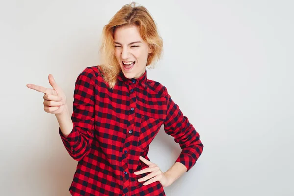 Vackra Leende Kvinna Rutig Skjorta Pekar Med Fingret Till Vänster — Stockfoto