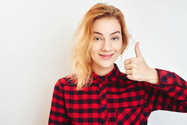 Mulher Sorridente Camisa Xadrez Mostrando Polegar Para Cima Isolado Fundo — Fotografia de Stock