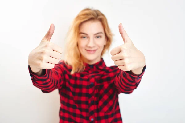 Donna Sorridente Camicia Scacchi Mostrando Pollici Isolato Sfondo Bianco — Foto Stock