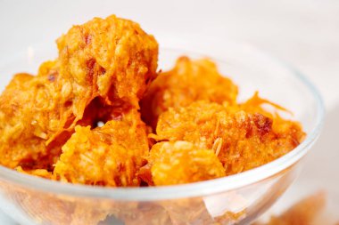 Havuçlu kurabiye cam kase, yakın çekim, sağlıklı gıda kavramı 