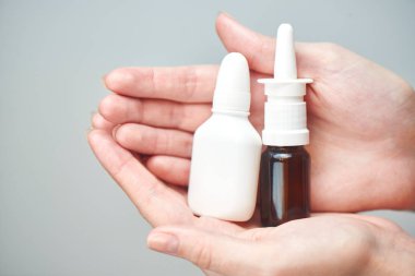 burun iki şişe tutan kadın elinde, soğuk tedavi kavramı damla 