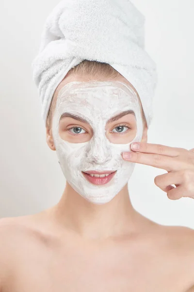 Smiling Woman Towel Head Applying Mask Face Beauty Treatment Concept — Stock Photo, Image