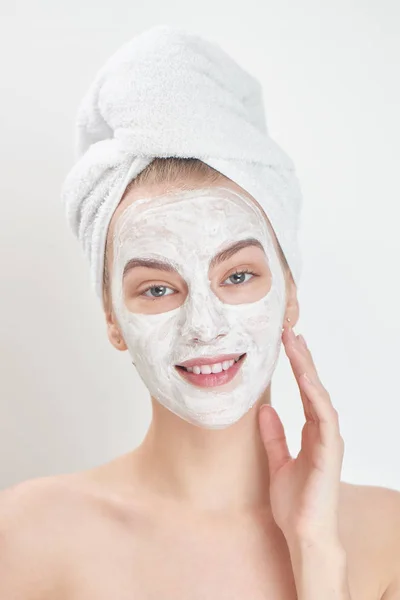 Retrato Mujer Con Toalla Cabeza Máscara Cara Sonriendo Mirando Cámara — Foto de Stock