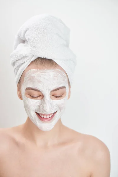 Lächelnde Frau Mit Gesichtsmaske Und Handtuch Auf Dem Kopf Hautpflegekonzept — Stockfoto