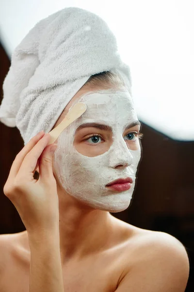 Mujer Sonriente Con Toalla Cabeza Aplicando Mascarilla Con Palo Madera — Foto de Stock