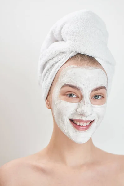 Atrakcyjna Kobieta Maska Ręcznik Głowę Patrząc Kamery Białym Tle Białym — Zdjęcie stockowe