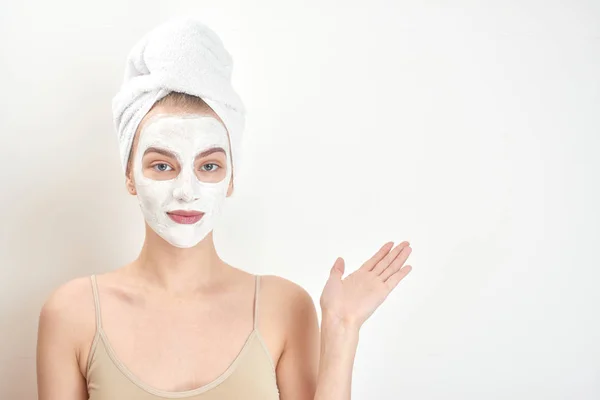 Beautiful Woman Towel Head Mask Face Pointing Right Skin Care — Stock Photo, Image