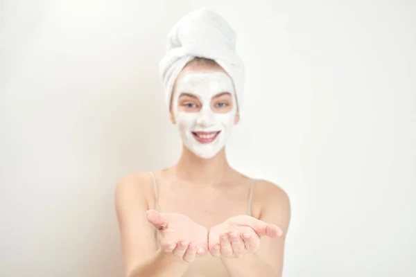 頭の上のタオルと開かれた手で立っていると美容治療コンセプト カメラ目線の顔にマスク美人 — ストック写真