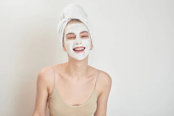 Kobieta Ręcznikiem Głowie Maski Twarz Śmieje Izolowana Białym Tle — Zdjęcie stockowe