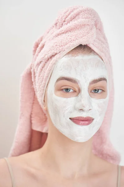 Retrato Mujer Con Toalla Cabeza Máscara Cara Sonriendo Mirando Cámara — Foto de Stock