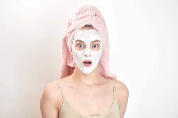 Donna Stupita Con Asciugamano Sulla Testa Maschera Sul Viso Guardando — Foto Stock