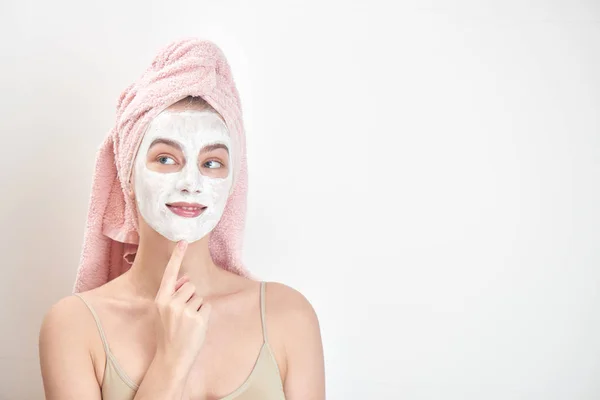 Beautiful Woman Towel Head Pointing Finger Mask Face Beauty Treatment — Stock Photo, Image