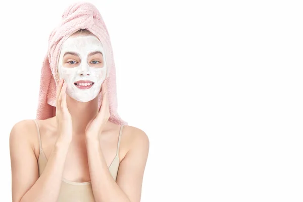 Lächelnde Frau Mit Gesichtsmaske Und Handtuch Auf Dem Kopf Posiert — Stockfoto
