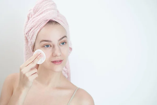 Wanita Dengan Handuk Kepala Menyeka Kulit Bersih Dengan Pad Kapas — Stok Foto