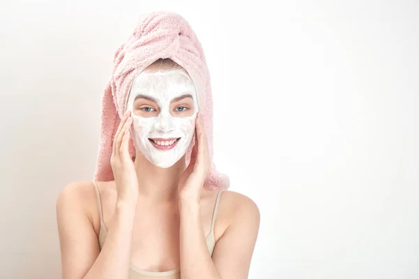 Lächelnde Frau Mit Handtuch Auf Dem Kopf Maske Gesicht Schönheitsbehandlungskonzept — Stockfoto