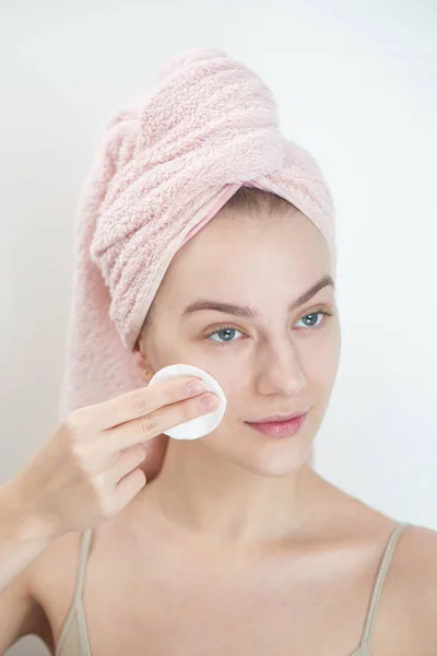 Woman Wearing Towel Head Holding Cotton Pad Removing Makeup Close — Stock Photo, Image