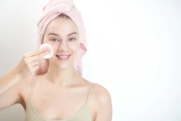 Woman Wearing Towel Head Holding Cotton Pad Removing Makeup Close — Stock Photo, Image