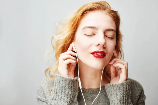 Leende Nöjd Rödhårig Kvinna Med Röda Läppar Som Lyssnar Musik — Stockfoto