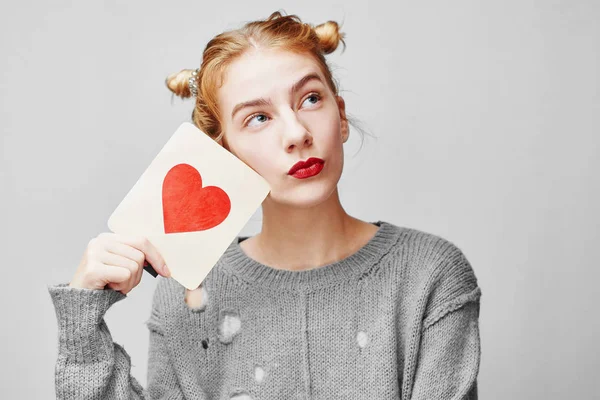 Frau Mit Kreativer Frisur Grauen Pullover Mit Herz Valentinstag Konzept — Stockfoto