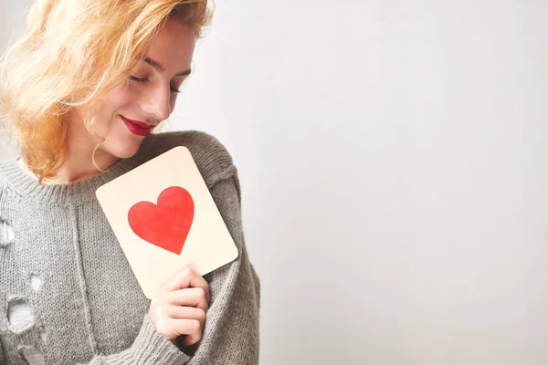 Carino Giovane Donna Maglione Possesso Carta Con Cuore Rosso Sfondo — Foto Stock