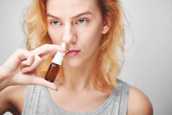 Mulher Doente Com Gotas Pulverização Nasal Conceito Alergia — Fotografia de Stock