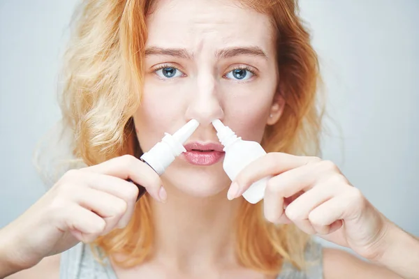 Trött Sjuk Kvinna Med Två Sprayburkar Apterade Droppande Näsa Droppar — Stockfoto