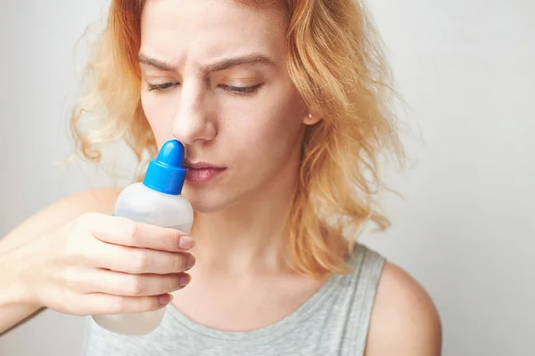 Kvinna Som Håller Flaskan Med Saltlösning Nära Ansiktet Behandling Och — Stockfoto