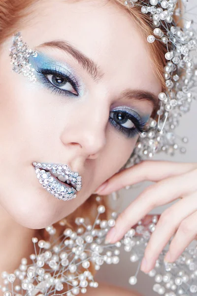 Retrato Mulher Atraente Sensual Com Maquiagem Azul Inverno Olhando Para — Fotografia de Stock