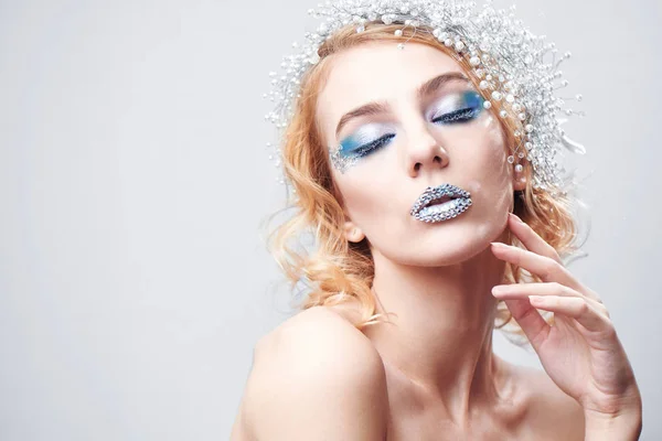 Jovem Mulher Com Olhos Fechados Maquiagem Azul Inverno Isolado Fundo — Fotografia de Stock