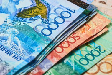 Kazakistan tenge banknotlar yakın çekim, devalüasyon Döviz Kuru kavramının yığını