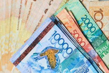 Kazakistan tenge banknotlar yakın çekim, devalüasyon Döviz Kuru kavramının yığını